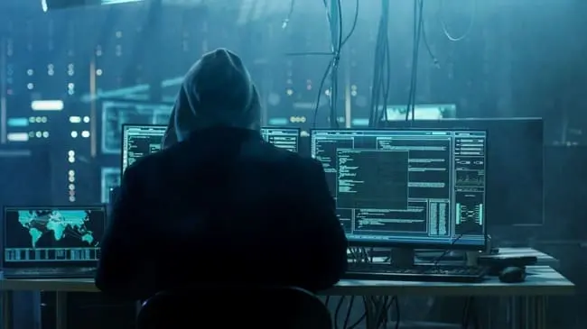 hacker robando criptoactivos